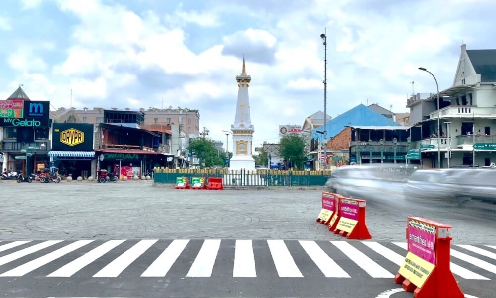 Tugu Pal Putih atau Tugu Golong Gilig