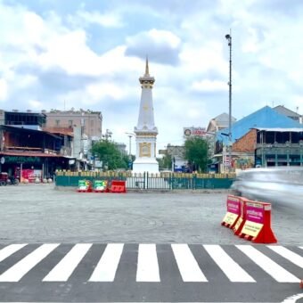 Tugu Pal Putih atau Tugu Golong Gilig