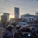 Seniman Digie Sigit soroti hilangnya ruang publik anak dan epidemi perundungan melalui baliho kota Pameran "Sayangi Teman" karya Digie Sigit di area eks Bioskop Permata, Jalan Sultan Agung, Pakualaman, Yogyakarta