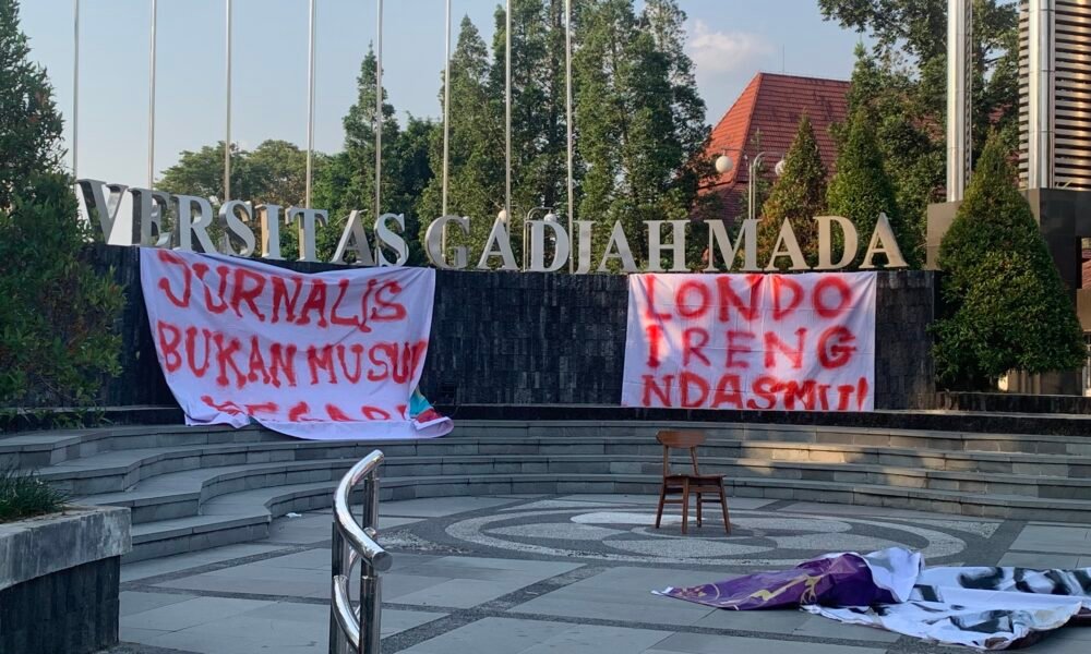 Spanduk 'Londo Ireng Ndasmu' dan 'Jurnalis Bukan Musuh' dibentangkan di Bundaran UGM, Minggu (26/7/2026) oleh Koalisi Persma DIY.