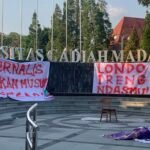 Spanduk 'Londo Ireng Ndasmu' dan 'Jurnalis Bukan Musuh' dibentangkan di Bundaran UGM, Minggu (26/7/2026) oleh Koalisi Persma DIY.