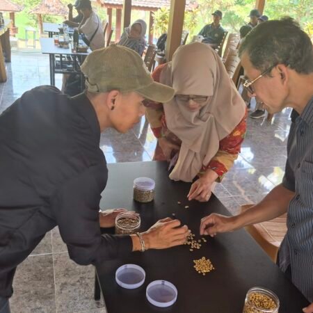 Pelatihan pengolahan kopi pascapanen untuk pegiat Desa Wisata Tinalah, Kulon Progo, yang menjadi bagian dari program Pengabdian kepada Masyarakat (PkM) akademisi UPN "Veteran" Yogyakarta, 22-23 Agustus 2026 (Foto: Arsip UPN "Veteran" Yogyakarta)